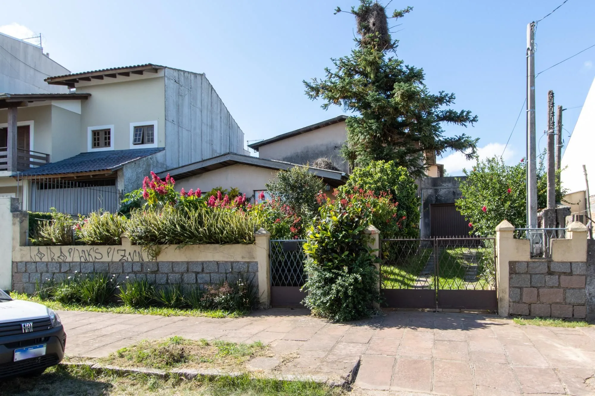 Imagem Casa de Alvenaria, possui 3 dormitórios, uma suíte, hall de entrada, lavabo, living com lareira, cozinha ampla com armários, área gourmet com churrasqueira, corredor, pátio e 4 vagas de garagem, uma construção em anexo que possui hall de entrada, lavabo, 