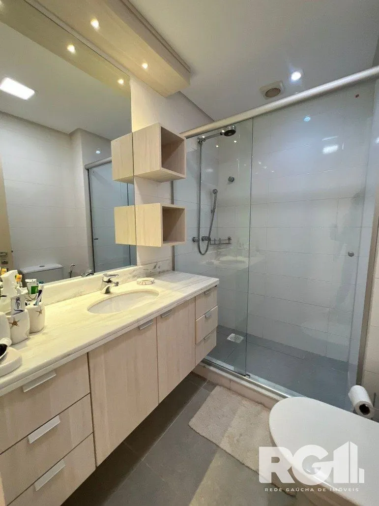 Imagem Espetacular apartamento para VENDA mobiliado, 3 dormitórios, 2 vagas cobertas, infra completa no coração do Bairro Petrópolis.