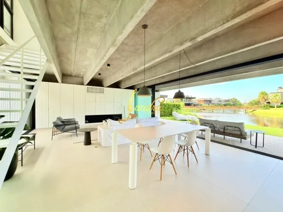 Imagem Casa contemporânea no condomínio Sense beira lago