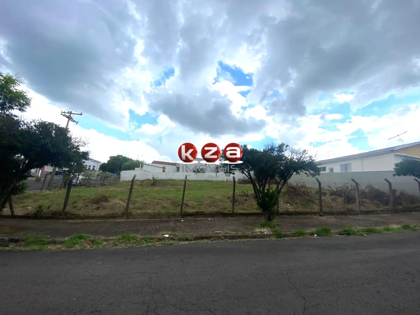 Foto do imóvel Terreno comercial de 582m² à venda em Valinhos-SP, no bairro Residencial São Luiz! Aproveite esta oportunidade única!