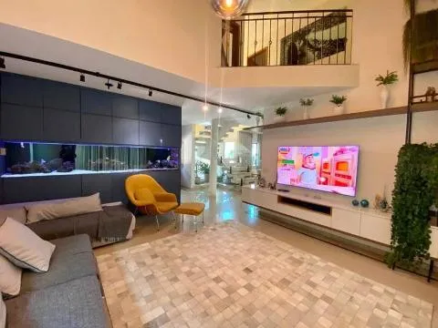 Imagem VENDA DE SOBRADO NO JARDIM VIRGINIA BIANCA, EM SÃO PAULO/SP, 293m² com 3 suítes, sala com lareira, churrasqueira, piscina e 06 vagas. CONSULTE-NOS.