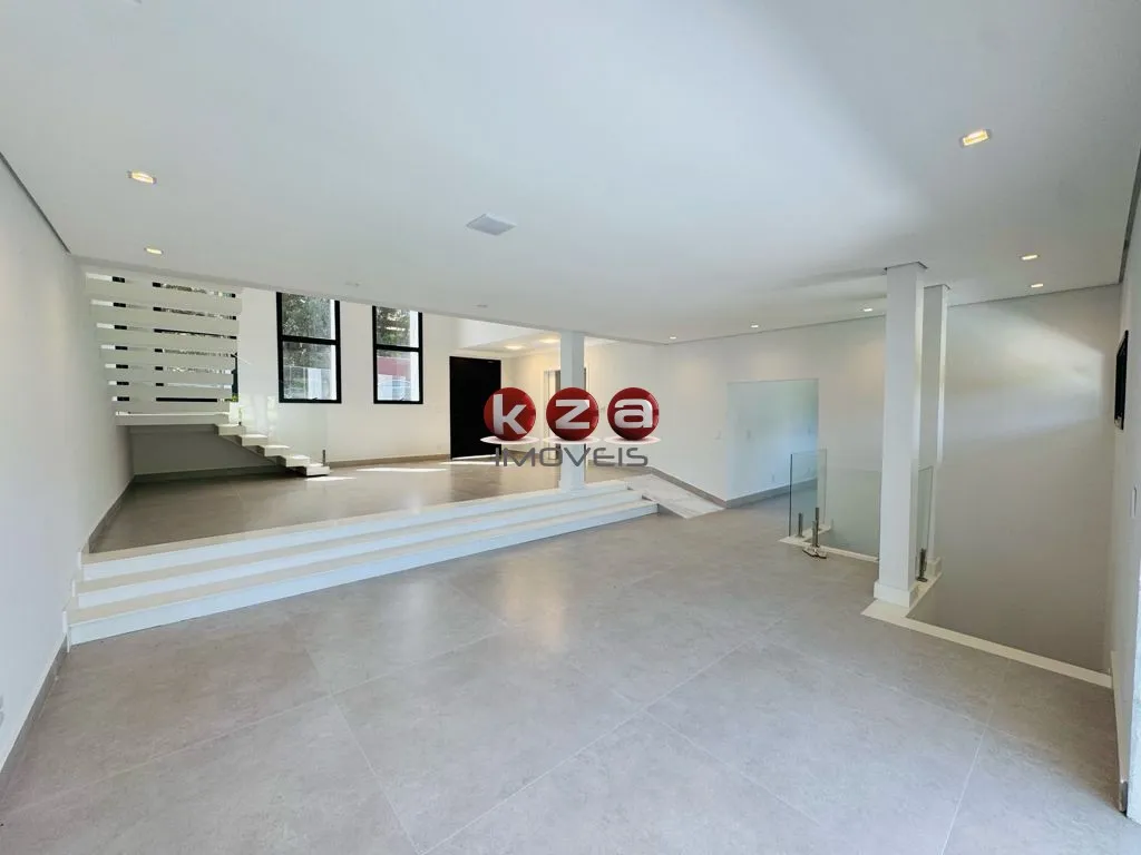 Imagem Casa de Luxo em Condomínio: 5 suítes, 5 salas, 9 banheiros, 4 vagas na cidade de Valinhos-SP, Condomínio Vale do Itamaracá - 760m².