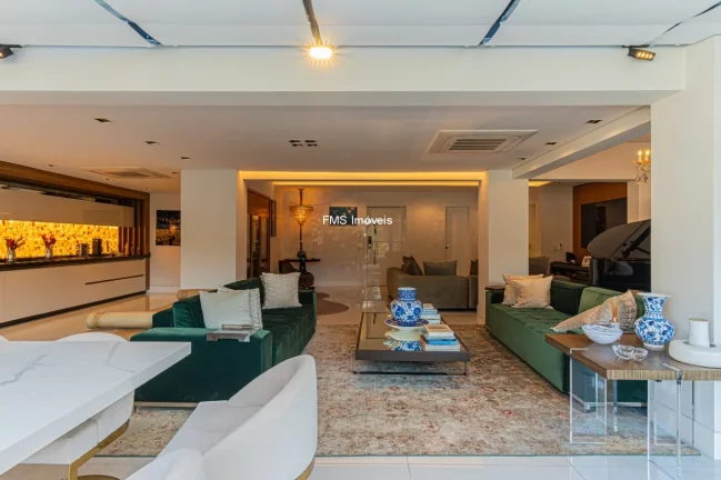 Imagem Apartamento de Alto Padrão de 3 suítes em Moema com 330m² e 4 vagas de garagem.