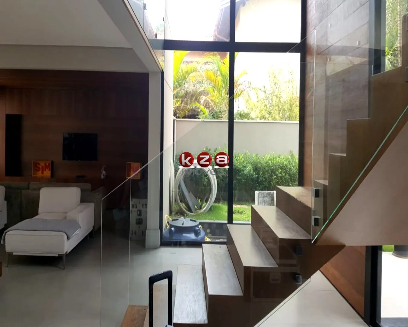 Imagem Luxuosa casa de alto padrão no Condomínio Portal do Lago em Valinhos-SP: 3 suítes, 3 salas, 5 banheiros, 4 vagas de garagem, 454m².