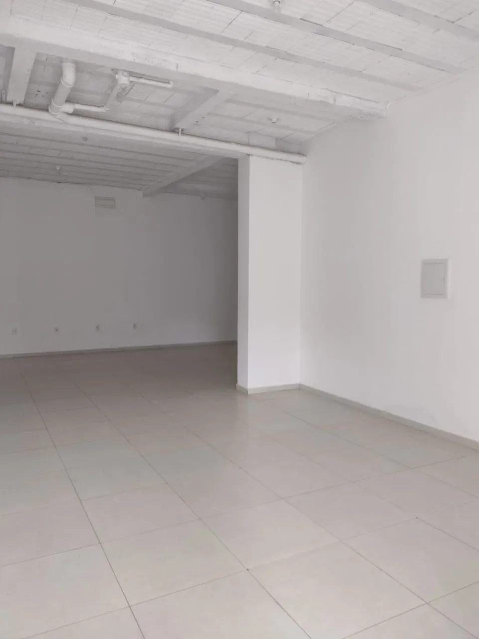 Imagem MÁFFER IMÓVEIS ALUGA - ÓTIMA LOJA COMERCIAL COM VAGA! Bairro Rio Branco - Novo Hamburgo/RS