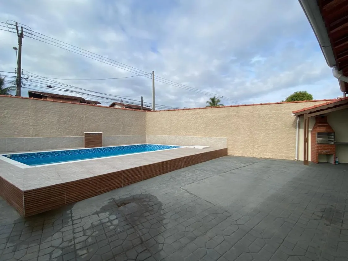 Imagem CASA COM PISCINA, CHURRASQUEIRA E ACEITA FINANCIAMENTO BANCÁRIO NO JARDIM SUARÃO EM ITANHAÉM