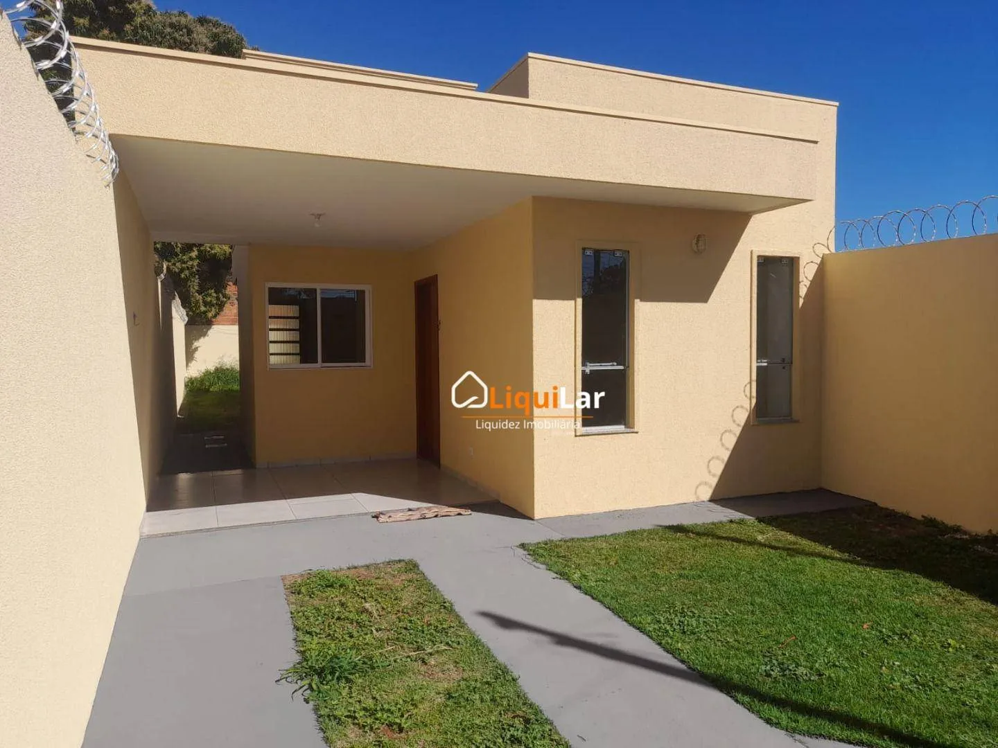 Imagem Casa Usada à Venda no Asfalto com 2 Quartos, Varanda, Amplo Quintal e Possibilidade de Minha Casa Minha Vida
