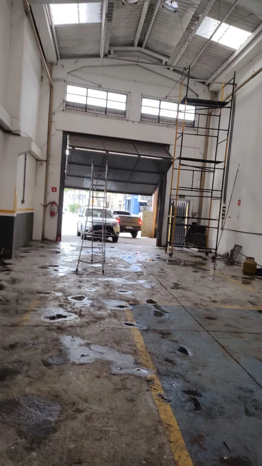 Imagem Galpão Comercial de 337 m² com Mezanino e Escritório na Vila Nova