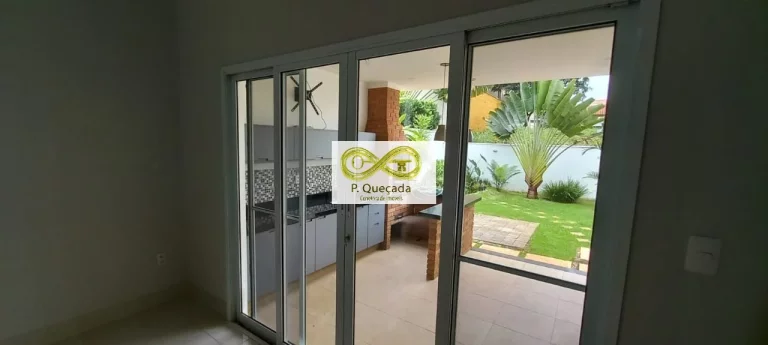 Imagem Casa com 03 suítes disponível para locação!
