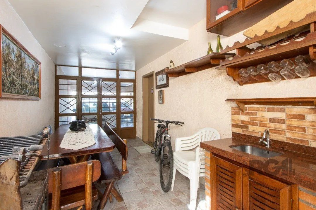 Imagem Casa de alvenaria, 3 quartos, 1 suíte, 4 banheiros e 5 vagas de garagem.