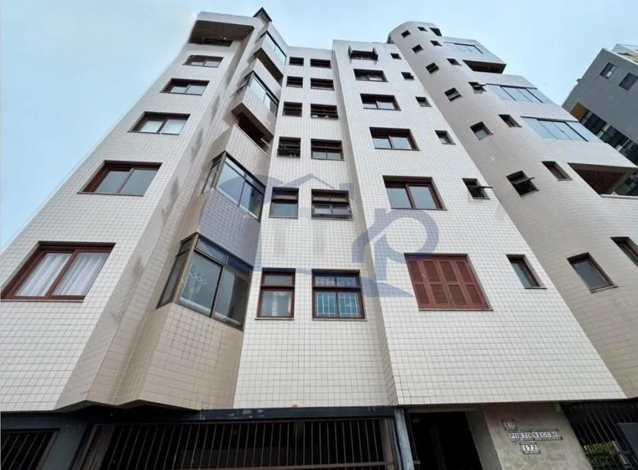 Apartamento á venda com 2 dormitórios no centro de Torres/RS