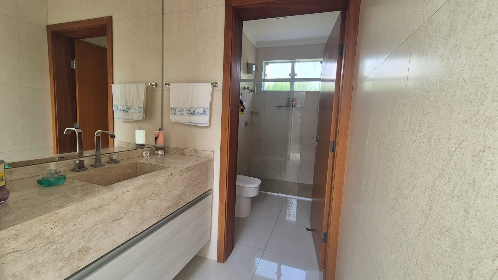 Imagem Casa de Condomínio com 3 Quartos e 4 banheiros à Venda, 448 m² por R$ 3.900.