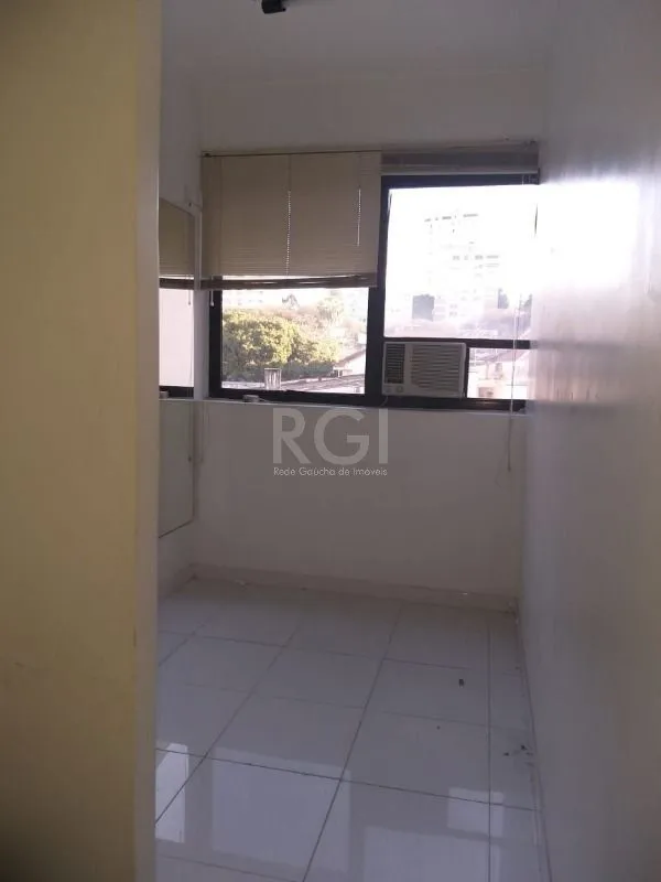 Imagem MÁFFER IMÓVEIS ALUGA Sala Comercial na Av. Cristóvão Colombo - Próxima à Félix da Cunha- 32.71m²