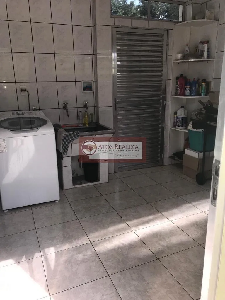 Imagem Vendo super oportunidade na vila inglesa, região do Jardim Alzira. Sobrado de 116m2, com 3 Dormitorios, sendo 1 Suíte, todos com Armários, quatro de empregada, 2 vagas de garagem com luz automática, portão automático, corredor lateral, 2 Caixa d'água de 5