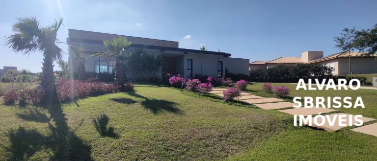 Foto do imóvel Casa de alto padrão, térrea com 5 suites, totalmente climatizada e com linda piscina.