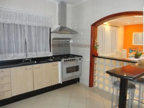 Imagem VENDA DE SOBRADO NO JARDIM PRESIDENTE DUTRA, EM GUARULHOS/SP, 300m² com 4 quartos, suíte, salão amplo e coberto e garagem para 02 autos. CONSULTE-NOS.