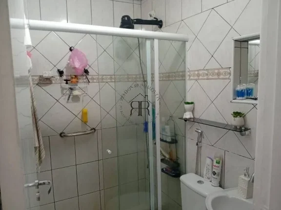 Imagem No local tem 2 casas. Entradas independentes com água, luz separadas. Uma em cima e outra embaixo. ...