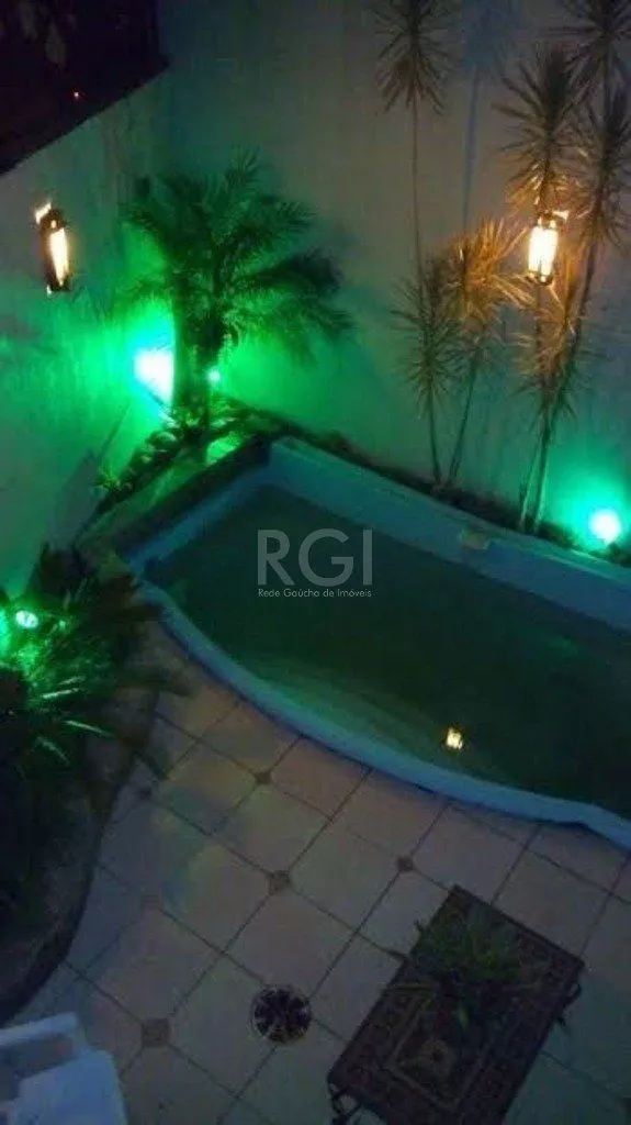 Imagem Excelente casa em condominío de 350m² com 03 dormitórios sendo 02 suítes.