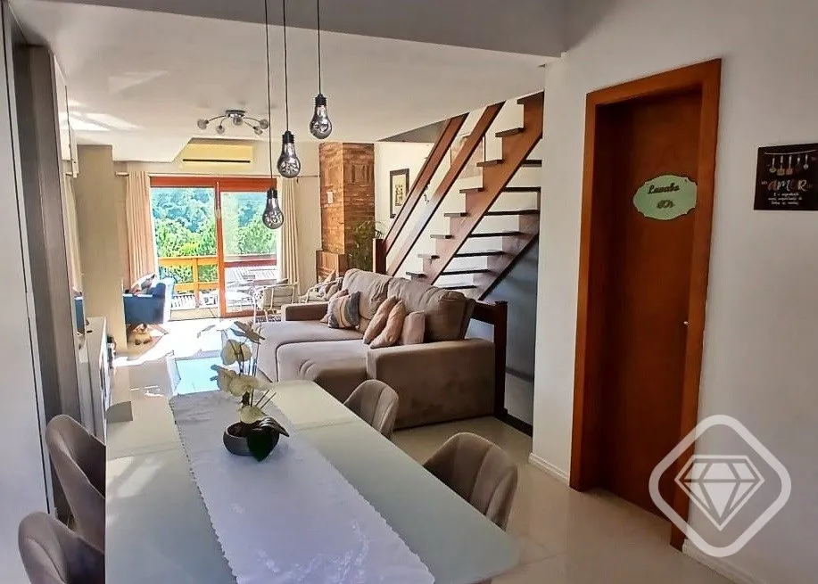Imagem Casa com vista privilegiada em rua sem saída, tranquila e silenciosa.

Esta residência combina amp...