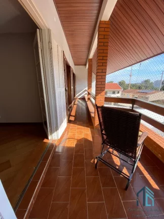 Imagem Sobrado em condomínio, 03 quartos c/suíte, área Gourmet com Churrasqueira no Bairro Guabirotuba em Curitiba PR