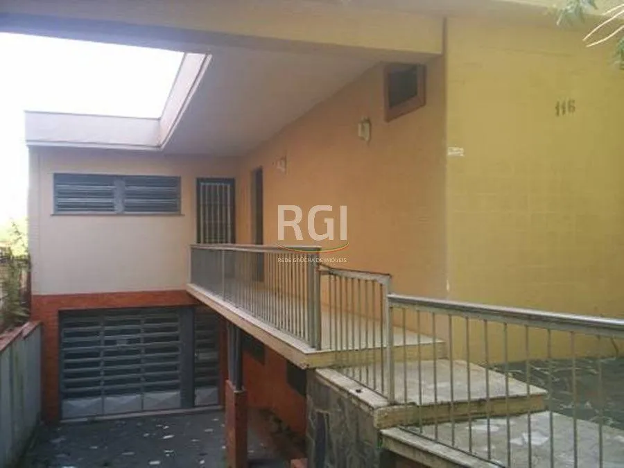 Imagem Casa para Venda - 250m², 3 dormitórios, 2 vagas - Petrópolis