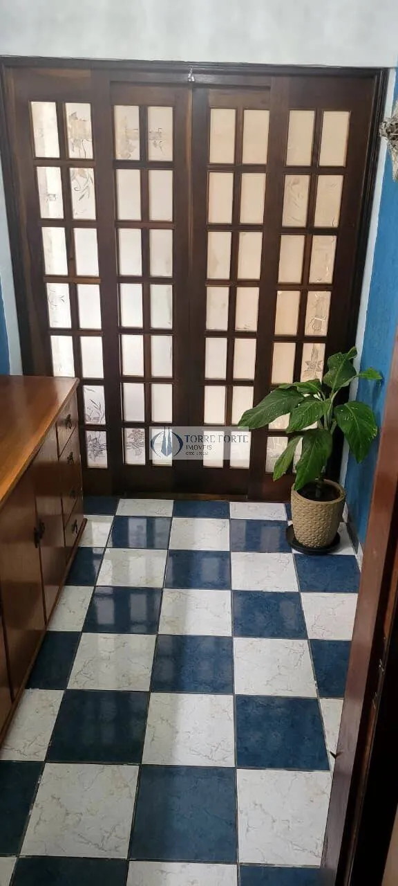 Imagem Casa com lindo espaçoso quintal, 3 vagas de garagem, 2 dormitórios