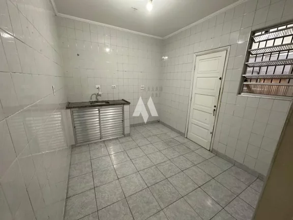 Imagem Sobrado à venda com 2 dormitórios e quintal no bairro do Macuco em Santos/SP