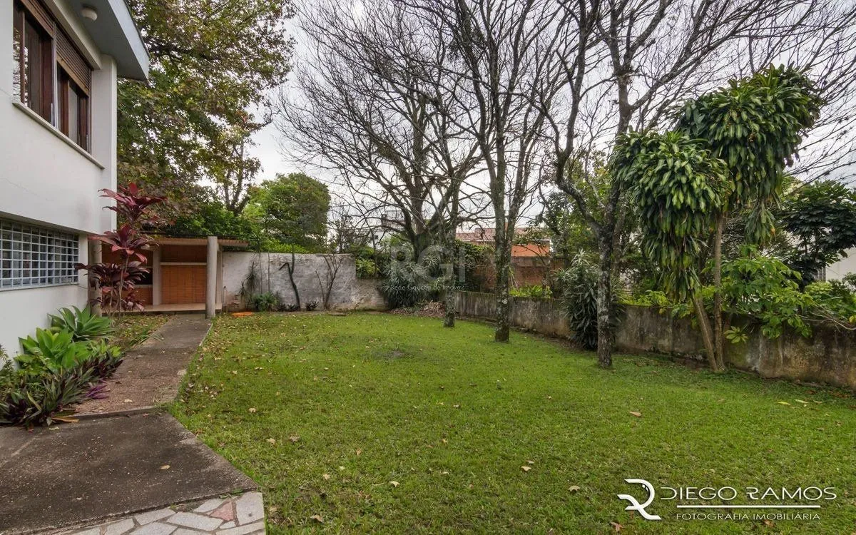 Imagem Venda de casa residencial 25,00m x 80,00m- Menino Deus. 4 vagas, 4 dormitórios, sendo 1 suíte, 1 varanda, lareira e churrasqueira.
