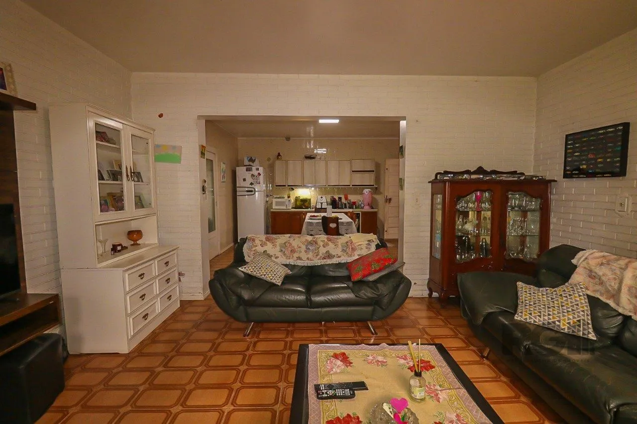Imagem Casa com 2 quartos, vaga de garagem, churrasqueira, com 200m² privativos no centro de Esteio/RS