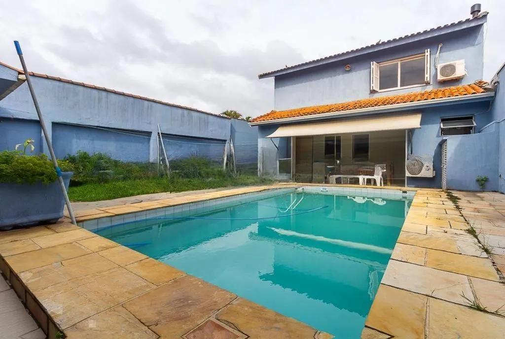 Imagem Casa de 4 dormitórios à venda no Bairro Ipanema - Porto Alegre