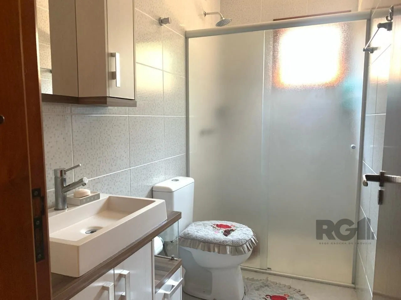 Imagem Casa com 3 quartos, 1 suíte, 3 vagas e 182m² para vender por R$ 890.000