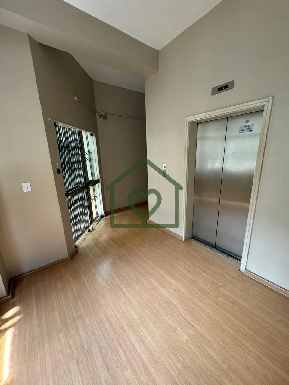 Imagem Conjunto de salas completas em andar inteiro, com recepção, copa, cozinha, depósito e banheiros. ...