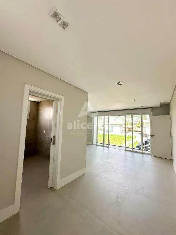 Imagem Casa Alto Padrão em Condomínio I 3 Dormitórios I 1 Suíte Master I Piscina - em Pedra Branca, Palhoça/SC