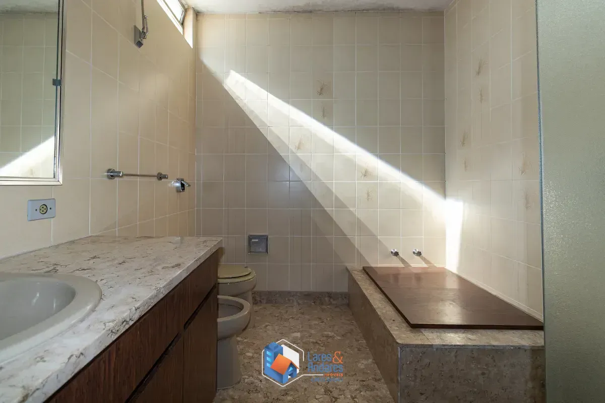 Imagem Sobrado para venda em Moema com 5 quartos, sendo 1 suíte, 209m²
