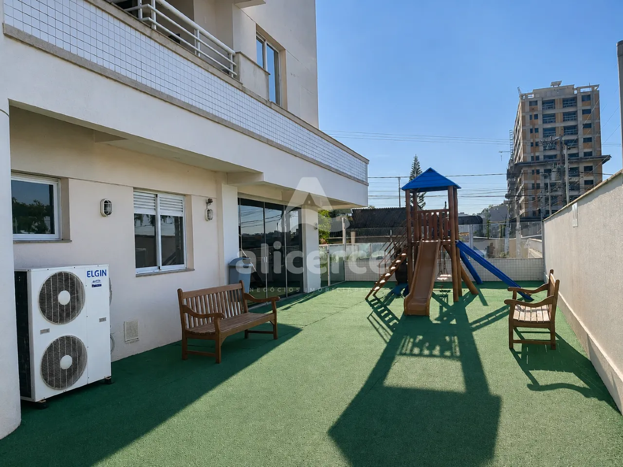 Imagem Apartamento com 2 dormitórios, suíte e churrasqueira na sacada em Areias - São José/SC