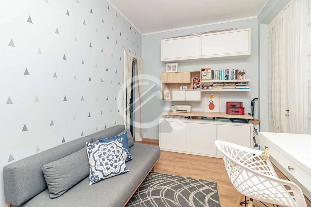 Imagem Descubra o charme deste apartamento totalmente reformulado, localizado no vibrante bairro de Petróp...