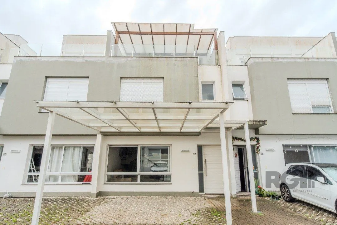 Imagem Casa impecável e mobiliada, com 3 niveis, possui 3 dormitórios sendo 1 suíte, 4 banheiros.