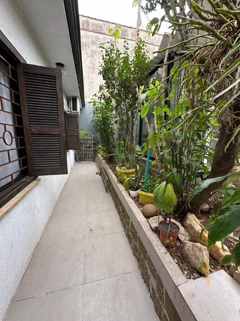 Imagem Vende-se ampla casa 3 quartos com hidro, 2 vagas, living com ladeira e salão de festas com churrasqueira - 260m² - Medianeira
