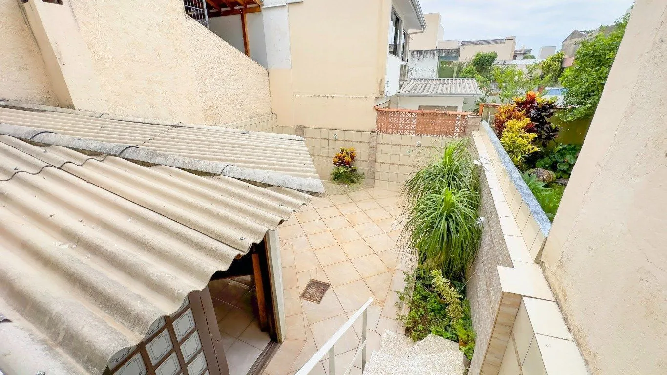 Imagem Casa de 3 dormitórios à venda no Bairro Azenha, Porto Alegre.