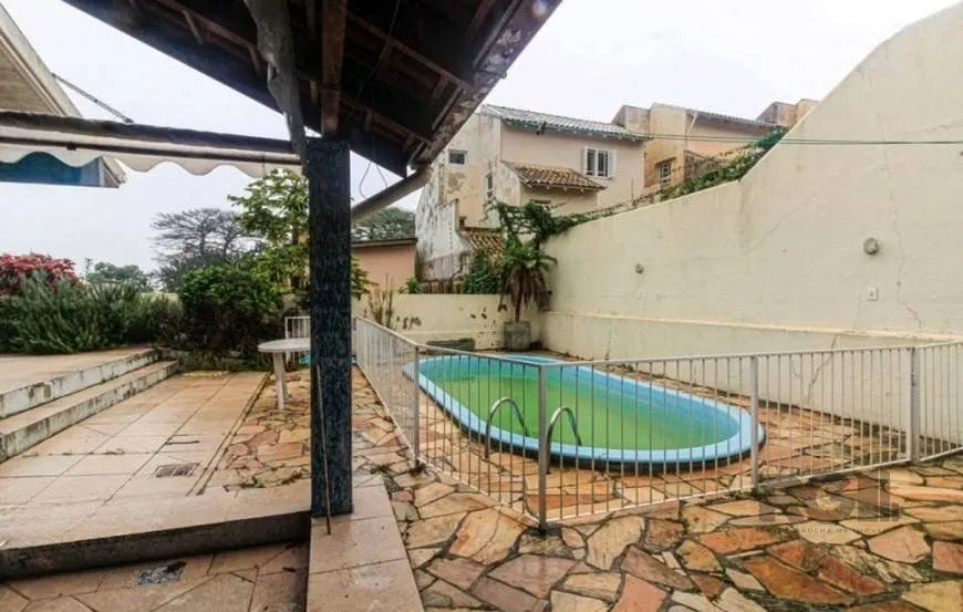 Imagem Excelente casa de 147m² com 3 dormitórios, 4 vagas e 1 piscina.