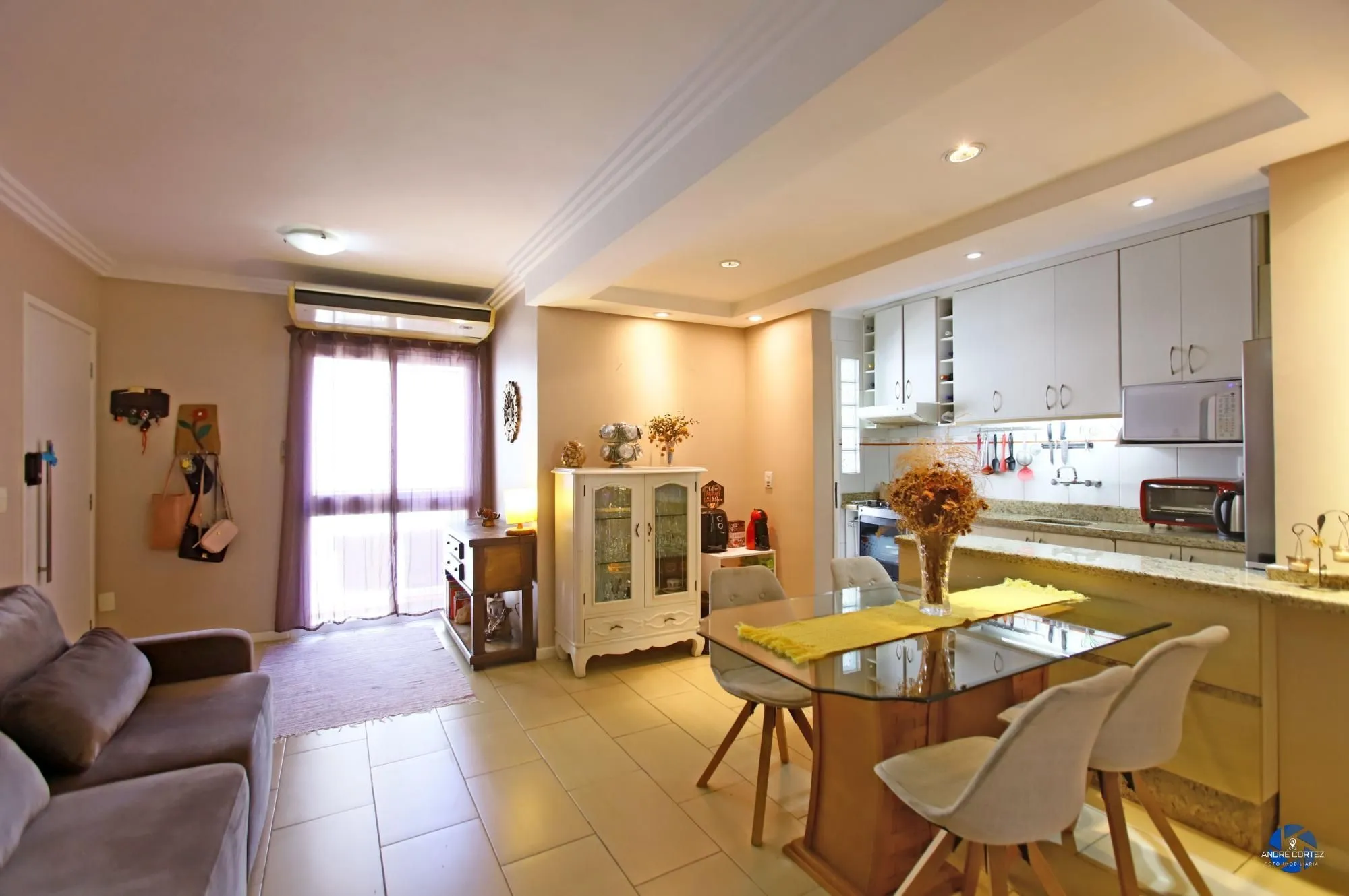 Vende cobertura: Piso inferior: 03 dormitórios, 02 banheiros, living 2 ambientes, cozinha americana.