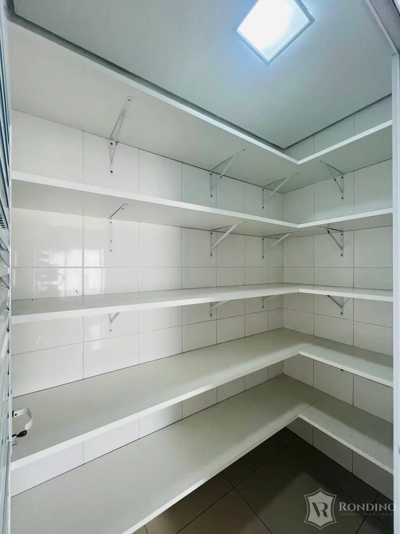 Imagem Sobrado com 5 suítes, varanda gourmet e piscina.