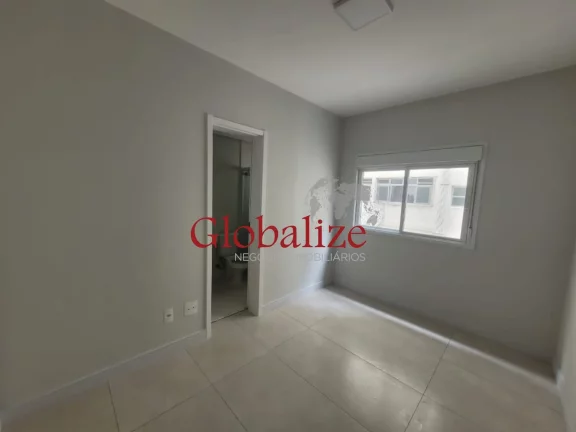Imagem Apartamento à venda com 82m², 2 suites, varanda com Grill, piscina, vaga demarcada por R$875.000,00 na Ponta da Praia em Santos