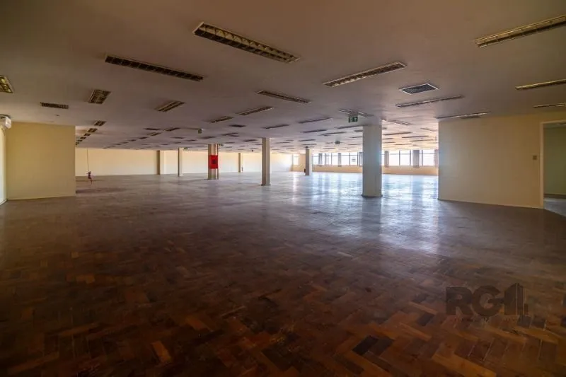 Imagem MÁFFER IMÓVEIS ALUGA - AMPLA SALA COMERCIAL | 958 m² PRIVATIVOS | BAIRRO FLORESTA MÁFFER IMÓVEIS apresenta excelente conjunto comercial com 958 m² de área privativa, ideal para empresas que buscam espaço amplo, funcional e em localização estratégica.