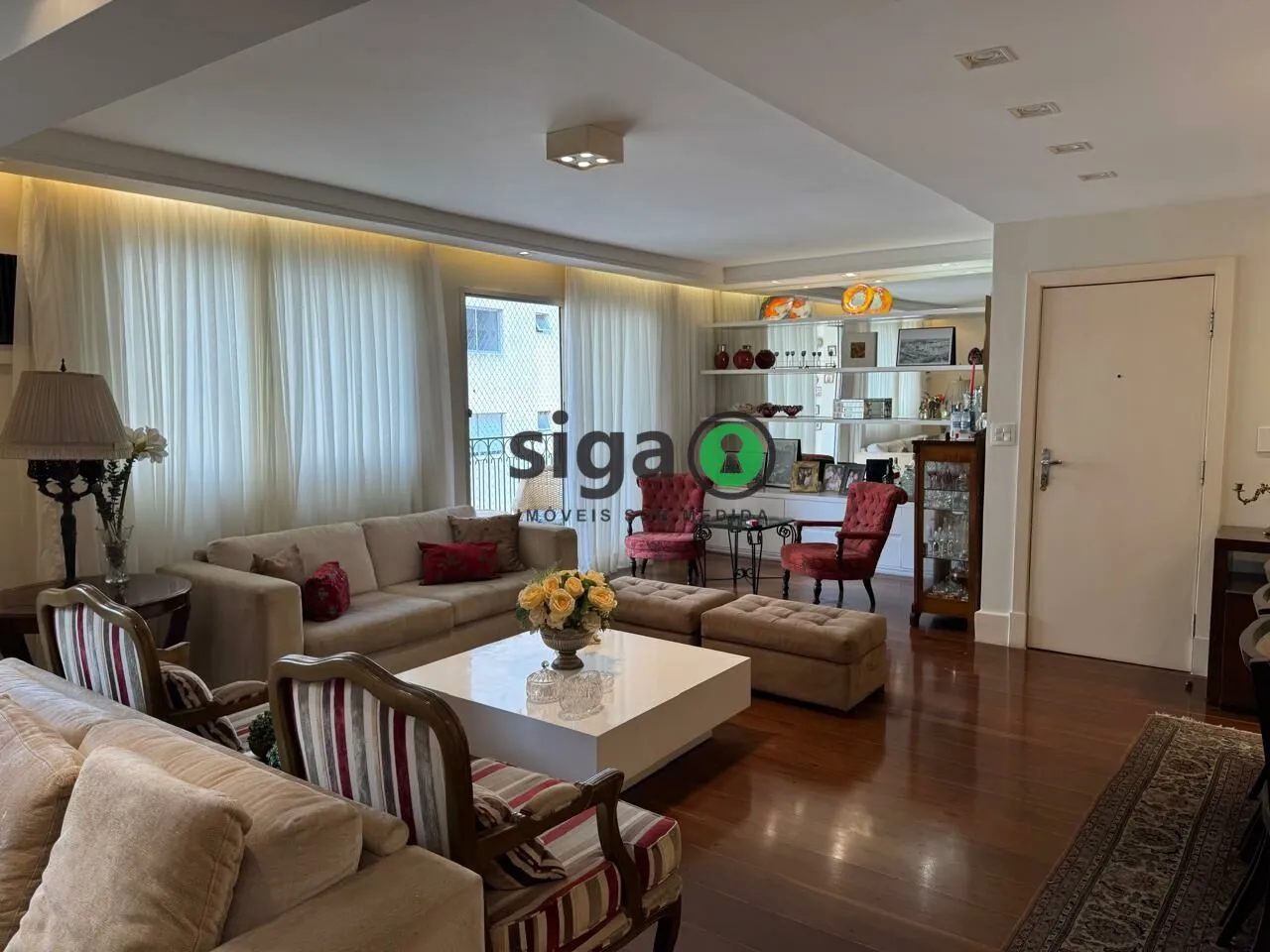 Foto do imóvel Apartamento de 170m² com 4 quartos - 3 vagas - Moema