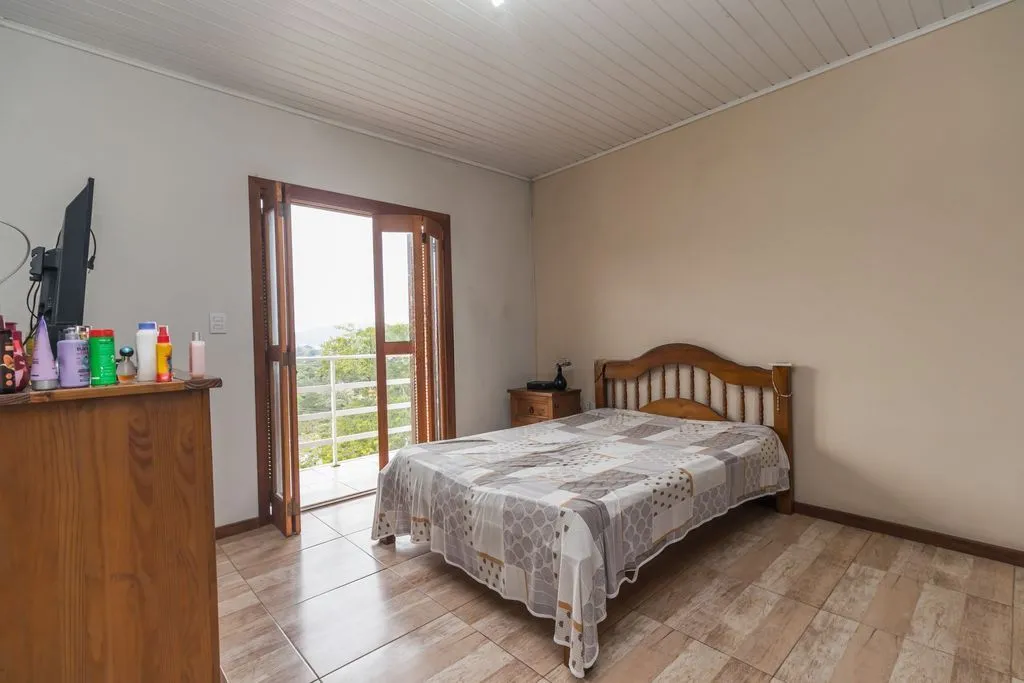 Imagem Casa de 6 dormitórios à venda Bairro Vila Nova - Porto Alegre