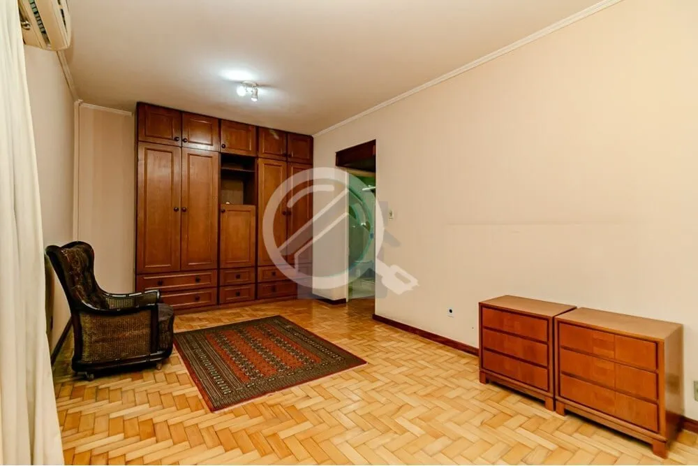 Imagem Apartamento espaçoso com 3 dormitórios, um suíte com sacada, living com 2 ambientes, banheiro soc...