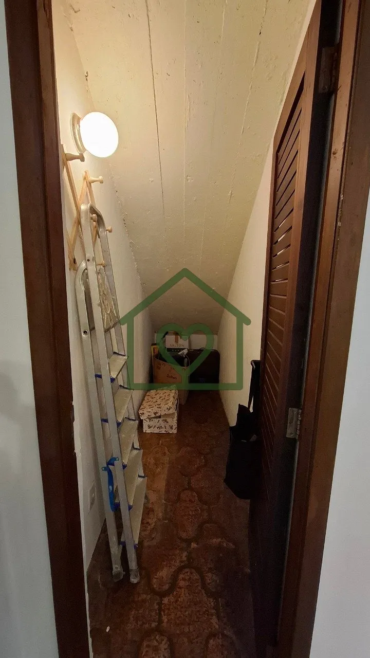 Imagem Casa 3 dormitórios sendo um suíte com sacada e garagem para dois carros. No andar inferior: Living...