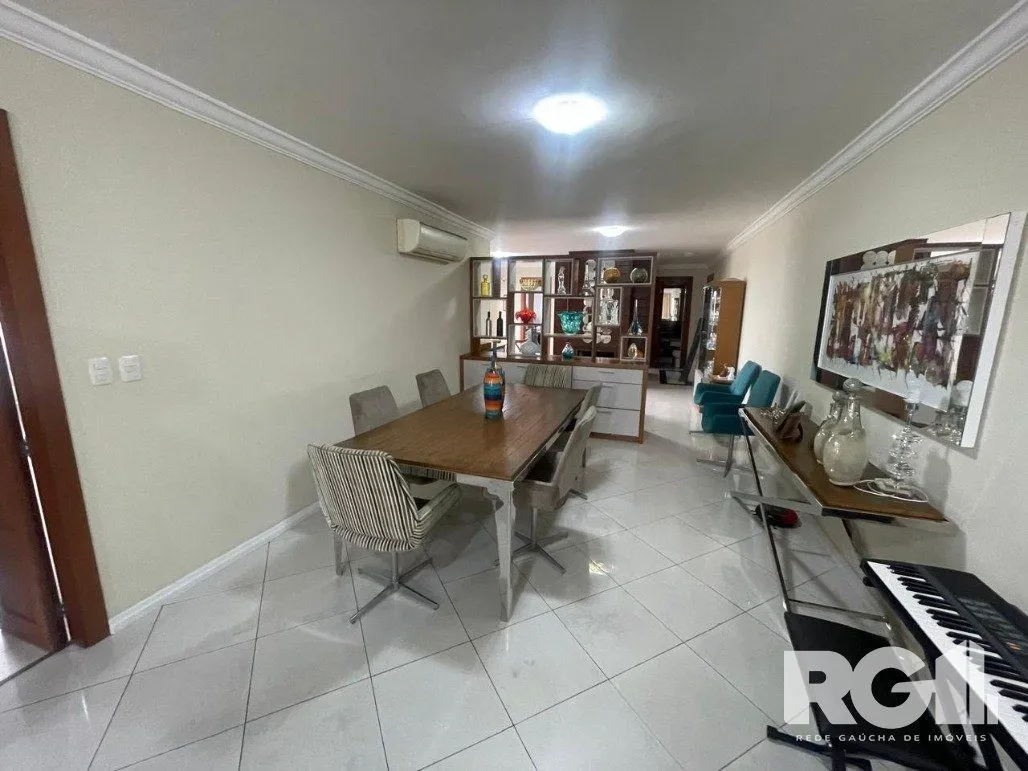 Imagem Apartamento com 3 dormitórios, 1 suíte, lavabo, 2 vagas cobertas, semimobiliado, churrasqueira e lareira.