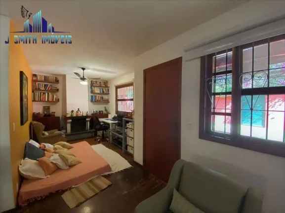 Imagem TÉRREA, 3 suítes, lote plano, piscina e gourmet, em bolsão fechado.